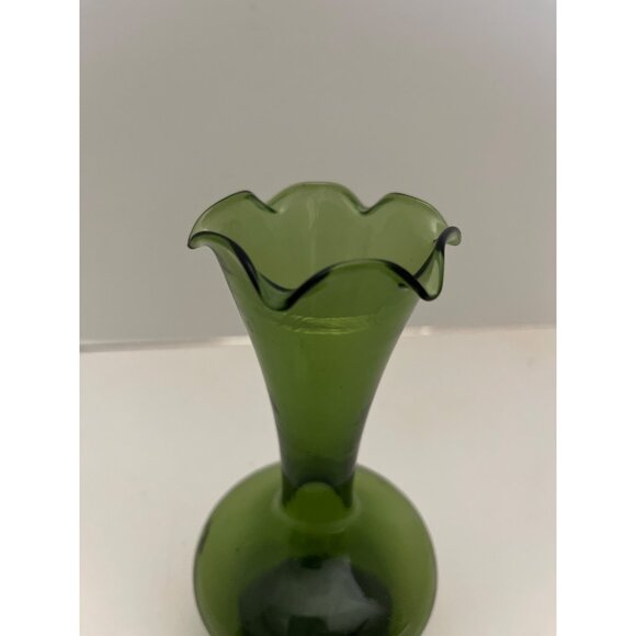Hand Blown Green Glass Flower Bud Vase Made in Korea 6 1/2” - Picture 2 of 6
